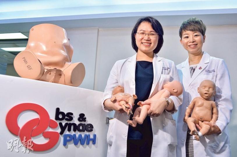 中大醫學院婦產科學系臨牀助理教授鄭昆瑜(右)表示,懷三胞胎的早產風險高,孕婦及其家人可考慮減胎,但有一定風險。左為該學系名譽臨牀導師謝穎婷。(馮凱鍵攝) 中大醫學院婦產科學系臨牀助理教授鄭昆瑜(右)表示,懷三胞胎的早產風險高,孕婦及其家人可考慮減胎,但有一定風險。左為該學系名譽臨牀導師謝穎婷。(馮凱鍵攝)