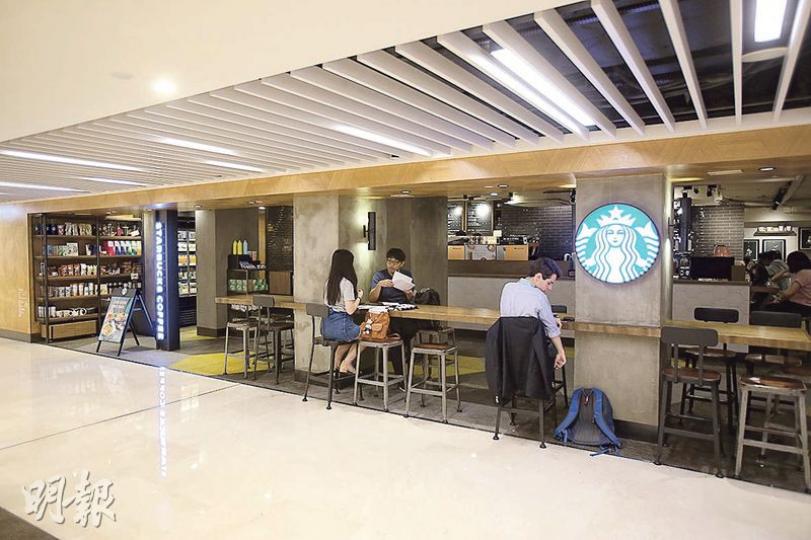 銅鑼灣名店坊星巴克分店自製的食用冰塊樣本被驗出大腸菌群含量超出準則逾11倍;昨晚記者到分店了解,該店如常營業,但不見有凍飲供應。(伍浦鋒攝) 銅鑼灣名店坊星巴克分店自製的食用冰塊樣本被驗出大腸菌群含量超出準則逾11倍;昨晚記者到分店了解,該店如常營業,但不見有凍飲供應。(伍浦鋒攝)