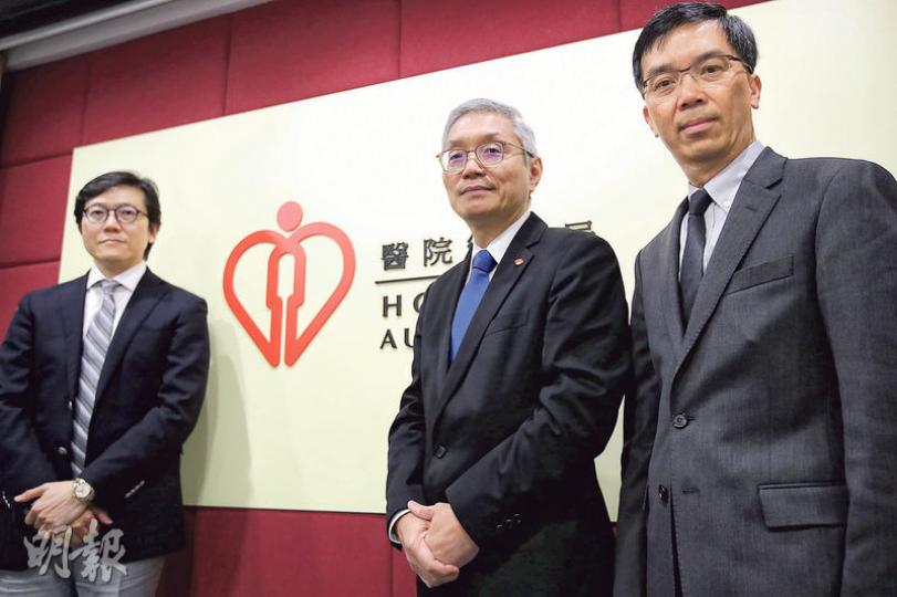 委員會聯席主席、港大內科講座教授陳德茂(左)稱,聯合及瑪麗醫院均無即時通報事件,但無證據顯示有醫生存心隱瞞,委員會推斷涉事醫生因臨牀工作繁忙致警覺不足。旁為醫管局質素及安全部代表劉少懷(中)及委員會另一聯席主席劉業添(右)。(曾憲宗攝)鄧桂思女兒Michelle昨到醫院探望母親時,沒有多談對調查結果的感受,只稱感謝關心。(曾憲宗攝) 委員會聯席主席、港大內科講座教授陳德茂(左)稱,聯合及瑪麗醫院均無即時通報事件,但無證據顯示有醫生存心隱瞞,委員會推斷涉事醫生因臨牀工作繁忙致警覺不足。旁為醫管局質素及安全部代表劉少懷(中)及委員會另一聯席主席劉業添(右)。(曾憲宗攝)鄧桂思女兒Michelle昨到醫院探望母親時,沒有多談對調查結果的感受,只稱感謝關心。(曾憲宗攝)