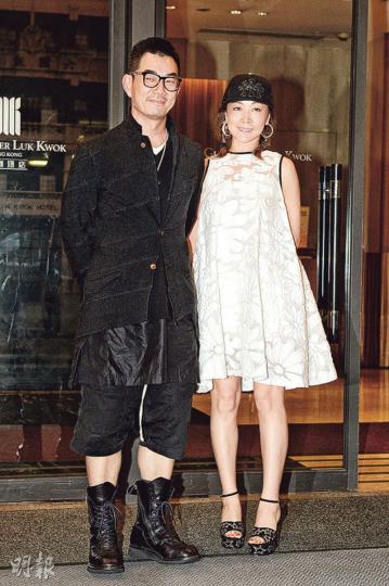 任賢齊夫婦以黑白配造型示人,十分合襯。(攝影:黃梓烜)狄波拉和老公鬍鬚Kong悉心打扮出現很搶鏡。(攝影:黃梓烜)蘇永康展示由兩張照片合併而成的牆畫,黑白照是蘇媽媽抱着兒時的蘇永康,彩色照為蘇媽媽抱着孫仔Jazz。(攝影:黃梓烜)杜德偉夫婦暫時撇下囝囝,拍拖去飲。(攝影:黃梓烜)上山詩鈉(右)與女兒Hilary(左)以黑色母女裝現身。(攝影:黃梓烜)容祖兒單拖赴會,皆因男友劉浩龍不在香港。(攝影:黃梓烜)腹大便便的胡杏兒是否來取經?(攝影:黃梓烜) 任賢齊夫婦以黑白配造型示人,十分合襯。(攝影:黃梓烜)狄波拉和老公鬍鬚Kong悉心打扮出現很搶鏡。(攝影:黃梓烜)蘇永康展示由兩張照片合併而成的牆畫,黑白照是蘇媽媽抱着兒時的蘇永康,彩色照為蘇媽媽抱着孫仔Jazz。(攝影:黃梓烜)杜德偉夫婦暫時撇下囝囝,拍拖去飲。(攝影:黃梓烜)上山詩鈉(右)與女兒Hilary(左)以黑色母女裝現身。(攝影:黃梓烜)容祖兒單拖赴會,皆因男友劉浩龍不在香港。(攝影:黃梓烜)腹大便便的胡杏兒是否來取經?(攝影:黃梓烜)