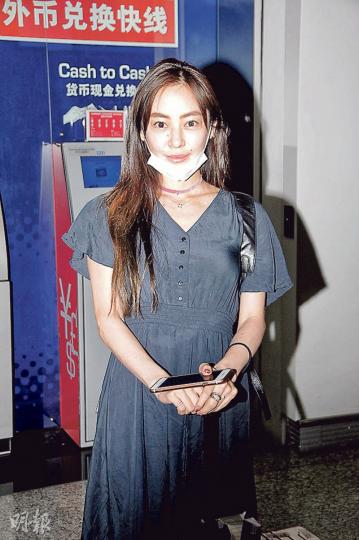 松岡李那回應與城中猛人傳緋聞時說﹕「我好Surprise,沒想過只是攬一秒就成為大新聞。」(攝影﹕梁迺楠)林德信表示跟松岡只在工作上合作,且很久無見面。(攝影﹕梁迺楠)松岡李那昨晨由經理人王友良陪同下從日本返港。(攝影﹕梁迺楠) 松岡李那回應與城中猛人傳緋聞時說﹕「我好Surprise,沒想過只是攬一秒就成為大新聞。」(攝影﹕梁迺楠)林德信表示跟松岡只在工作上合作,且很久無見面。(攝影﹕梁迺楠)松岡李那昨晨由經理人王友良陪同下從日本返港。(攝影﹕梁迺楠)