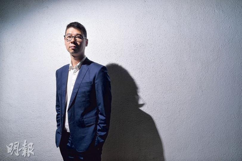 中學教師李家宏去年曾接受本報訪問,一年後他仍是合約教師,至今未知能否續約。他認為,除薪金福利,合約與常額最不同的是心態,「常額教師只需專注教學,不需想來年生計如何,但我們則時時刻刻都為能否續約而擔憂」。(蘇智鑫攝) 中學教師李家宏去年曾接受本報訪問,一年後他仍是合約教師,至今未知能否續約。他認為,除薪金福利,合約與常額最不同的是心態,「常額教師只需專注教學,不需想來年生計如何,但我們則時時刻刻都為能否續約而擔憂」。(蘇智鑫攝)