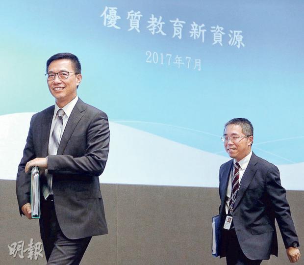 特首林鄭月娥昨上午在立法會答問會宣布落實50億元教育經常開支後,下午由教育局長楊潤雄(左)開記者會解釋細節。楊開場時表明,相關政策多以穩定教師團隊,但都是以優質教育作目的,盼立法會財會可通過撥款,讓政策在新開年推行。右為教育局副秘書長盧世雄。(郭慶輝攝)家長聯盟昨在特首林鄭月娥出席答問大會前請願,沿路舉起「林鄭月娥唔好走數 馬上擱置小三BCA」標語,要求林太兌現承諾,擱置小三BCA。林太昨日在立法會上表示,會「檢視全港性系統評估制度和校本評核」,未有具體說明明年BCA安排。(李紹昌攝) 特首林鄭月娥昨上午在立法會答問會宣布落實50億元教育經常開支後,下午由教育局長楊潤雄(左)開記者會解釋細節。楊開場時表明,相關政策多以穩定教師團隊,但都是以優質教育作目的,盼立法會財會可通過撥款,讓政策在新開年推行。右為教育局副秘書長盧世雄。(郭慶輝攝)家長聯盟昨在特首林鄭月娥出席答問大會前請願,沿路舉起「林鄭月娥唔好走數 馬上擱置小三BCA」標語,要求林太兌現承諾,擱置小三BCA。林太昨日在立法會上表示,會「檢視全港性系統評估制度和校本評核」,未有具體說明明年BCA安排。(李紹昌攝)
