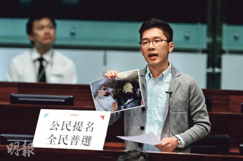 香港眾志羅冠聰(前)昨在答問大會就警權議題質詢特首林鄭月娥,並舉起社民連主席吳文遠早前疑在警車內被警察襲擊的相片。林太回應稱,自己看不到羅冠聰提及的警察濫權狀况。(郭慶輝攝)特首林鄭月娥的座駕昨早抵達立法會大樓時,有請願者在示威區內向林太的座駕擲溪錢抗議。請願者批評政府的大型工程項目是「大白象」,又要求落實全民退保。(李紹昌攝) 香港眾志羅冠聰(前)昨在答問大會就警權議題質詢特首林鄭月娥,並舉起社民連主席吳文遠早前疑在警車內被警察襲擊的相片。林太回應稱,自己看不到羅冠聰提及的警察濫權狀况。(郭慶輝攝)特首林鄭月娥的座駕昨早抵達立法會大樓時,有請願者在示威區內向林太的座駕擲溪錢抗議。請願者批評政府的大型工程項目是「大白象」,又要求落實全民退保。(李紹昌攝)
