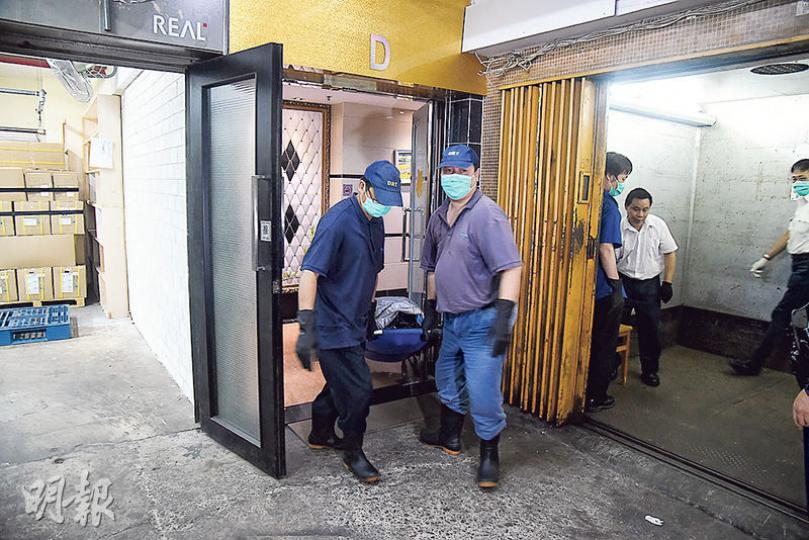 被發現燒炭自殺的休班警,其遺體由仵工舁送殮房。(林智傑攝) 被發現燒炭自殺的休班警,其遺體由仵工舁送殮房。(林智傑攝)