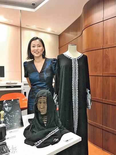 新華社前駐以巴地區記者、現任端傳媒國際新聞總監周軼君(圖)攞咗佢喺以巴採訪時著嘅長袍同頭巾,仲有佢喺當地拍攝嘅「哈馬斯小戰士」相片(左下)做展品。佢話中東要求女士著長袍,著住佢唔能夠快跑,令佢有時影唔到啲突發新聞相。(植敏欣攝)書展展覽廳3樓外設有專題展覽,展品包括極地探險家李樂詩喺北極採集嘅北極棉(圖),北極棉嘅纖維睇起嚟比香港見到嘅木棉花粗,一個棉球裏面包住好多粒種子。(植敏欣攝) 新華社前駐以巴地區記者、現任端傳媒國際新聞總監周軼君(圖)攞咗佢喺以巴採訪時著嘅長袍同頭巾,仲有佢喺當地拍攝嘅「哈馬斯小戰士」相片(左下)做展品。佢話中東要求女士著長袍,著住佢唔能夠快跑,令佢有時影唔到啲突發新聞相。(植敏欣攝)書展展覽廳3樓外設有專題展覽,展品包括極地探險家李樂詩喺北極採集嘅北極棉(圖),北極棉嘅纖維睇起嚟比香港見到嘅木棉花粗,一個棉球裏面包住好多粒種子。(植敏欣攝)