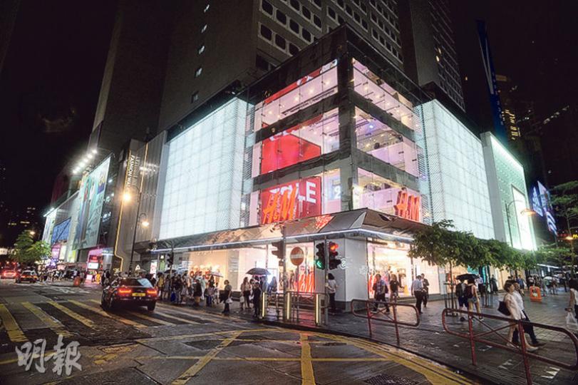戶外燈光令香港夜色生輝,但有環保團體指近年不少大廈外牆有廣告的燈光宣傳,建議政府與相關燈光裝置的負責人商討改善措施,減低對鄰近居民影響。(劉焌陶攝) 戶外燈光令香港夜色生輝,但有環保團體指近年不少大廈外牆有廣告的燈光宣傳,建議政府與相關燈光裝置的負責人商討改善措施,減低對鄰近居民影響。(劉焌陶攝)