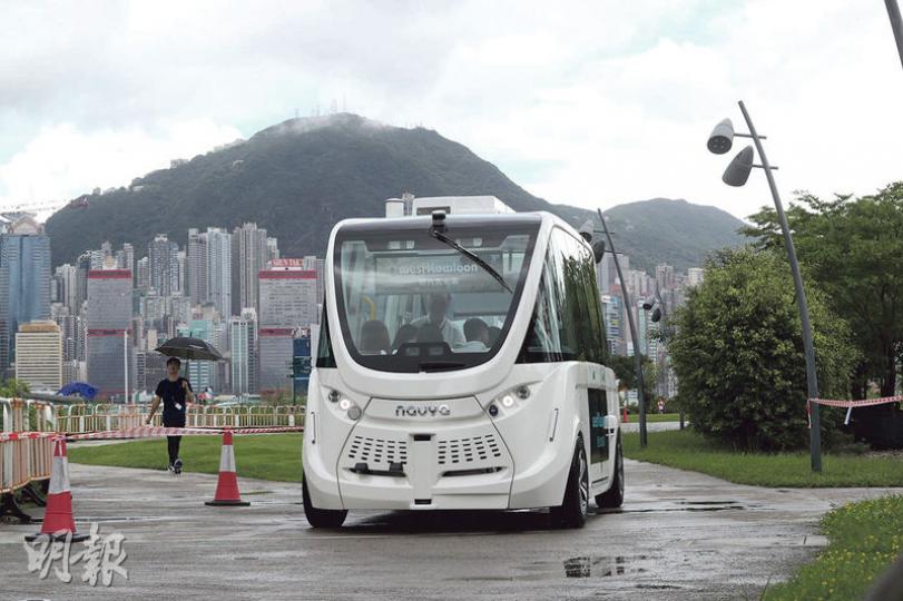型號「Navya Arma」的無人駕駛自動車於2015年10月推出,由法國設計和製造,目前全球有45輛同類型自動車在法國、美國等地行駛。(李紹昌攝)西九管理局行政總裁栢志高(前)估計日後自動車由文化區東面戲曲中心駛至西面的公園需約10分鐘,希望市民可欣賞文化區沿途風景。(李紹昌攝) 型號「Navya Arma」的無人駕駛自動車於2015年10月推出,由法國設計和製造,目前全球有45輛同類型自動車在法國、美國等地行駛。(李紹昌攝)西九管理局行政總裁栢志高(前)估計日後自動車由文化區東面戲曲中心駛至西面的公園需約10分鐘,希望市民可欣賞文化區沿途風景。(李紹昌攝)