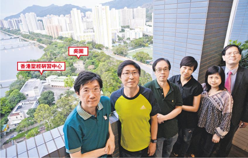 前身是沙田神召會神學院、現為「香港聖經研習中心」的用地(居民背後的建築物地皮),恒隆正計劃申請將目前「休憩用地」改劃作住宅用途,擬建兩幢33層高的私樓,但建成後將遮擋城門河向南面方向的景觀。目前城門河兩邊岸沿岸均為休憩用地,區內多名居民關注事件,近月組織「守護城門河行動組」呼籲沙田居民反對,當中行動組召集人李正豐(左一)稱,周日將發起大遊行反對改劃。圖為鄰近屋苑溱岸8號望向地皮的景觀。(蘇智鑫攝)為反對發展商的改劃申請,守護城門河行動組在私樓內等多處地方張貼標語,期望爭取民意支持遊行。(蘇智鑫攝 前身是沙田神召會神學院、現為「香港聖經研習中心」的用地(居民背後的建築物地皮),恒隆正計劃申請將目前「休憩用地」改劃作住宅用途,擬建兩幢33層高的私樓,但建成後將遮擋城門河向南面方向的景觀。目前城門河兩邊岸沿岸均為休憩用地,區內多名居民關注事件,近月組織「守護城門河行動組」呼籲沙田居民反對,當中行動組召集人李正豐(左一)稱,周日將發起大遊行反對改劃。圖為鄰近屋苑溱岸8號望向地皮的景觀。(蘇智鑫攝)為反對發展商的改劃申請,守護城門河行動組在私樓內等多處地方張貼標語,期望爭取民意支持遊行。(蘇智鑫攝