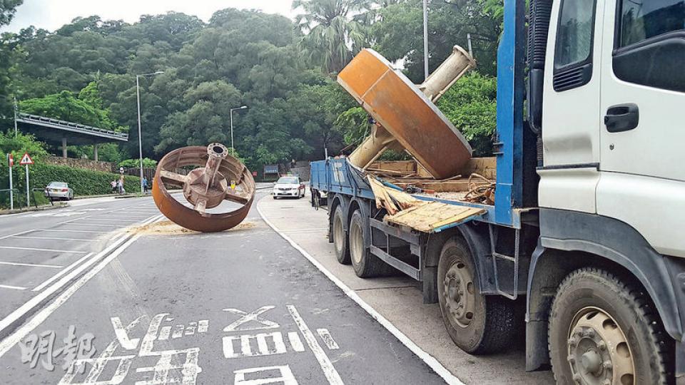 巨型磨輪昨從重型貨車跌落林錦公路路面。(鄧柳媚攝) 巨型磨輪昨從重型貨車跌落林錦公路路面。(鄧柳媚攝)