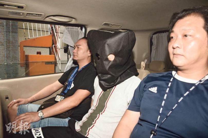 跨境販毒集團其中一名骨幹男成員,由探員黑布蒙頭押返警署。(鍾炳然攝)15歲少女報稱收取報酬,協助跨境運毒,警方在她的行李篋檢獲市值1930萬元毒品可卡因。(鍾炳然攝) 跨境販毒集團其中一名骨幹男成員,由探員黑布蒙頭押返警署。(鍾炳然攝)15歲少女報稱收取報酬,協助跨境運毒,警方在她的行李篋檢獲市值1930萬元毒品可卡因。(鍾炳然攝)