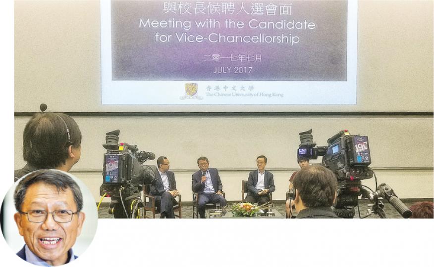 中文大學校長候聘人選段崇智(上圖中間持咪者、圓圖)昨晚在校內與學生見面,有學生、教職員、校友出席。(鄧力行攝)會面中有學生舉起「反對諮假詢」字句紙牌抗議,質疑現在不少同學需要實習或已離港,出席學生只有約30人,是缺乏代表性的「假諮詢」,要求9月開學後再舉辦諮詢會,並將遴選程序延後。(鄧力行攝) 中文大學校長候聘人選段崇智(上圖中間持咪者、圓圖)昨晚在校內與學生見面,有學生、教職員、校友出席。(鄧力行攝)會面中有學生舉起「反對諮假詢」字句紙牌抗議,質疑現在不少同學需要實習或已離港,出席學生只有約30人,是缺乏代表性的「假諮詢」,要求9月開學後再舉辦諮詢會,並將遴選程序延後。(鄧力行攝)