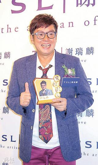 阿倫笑言欠下朋友一身飛債而避接電話。(攝影/記者﹕林蘊兒) 阿倫笑言欠下朋友一身飛債而避接電話。(攝影/記者﹕林蘊兒)