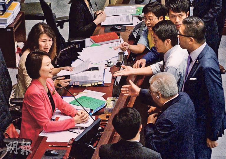 立法會內務委員會主席李慧琼(前左)以時間有限為由就議員發言「劃線」,泛民強烈抗議,會後亦走到主席台前理論。(劉焌陶攝) 立法會內務委員會主席李慧琼(前左)以時間有限為由就議員發言「劃線」,泛民強烈抗議,會後亦走到主席台前理論。(劉焌陶攝)
