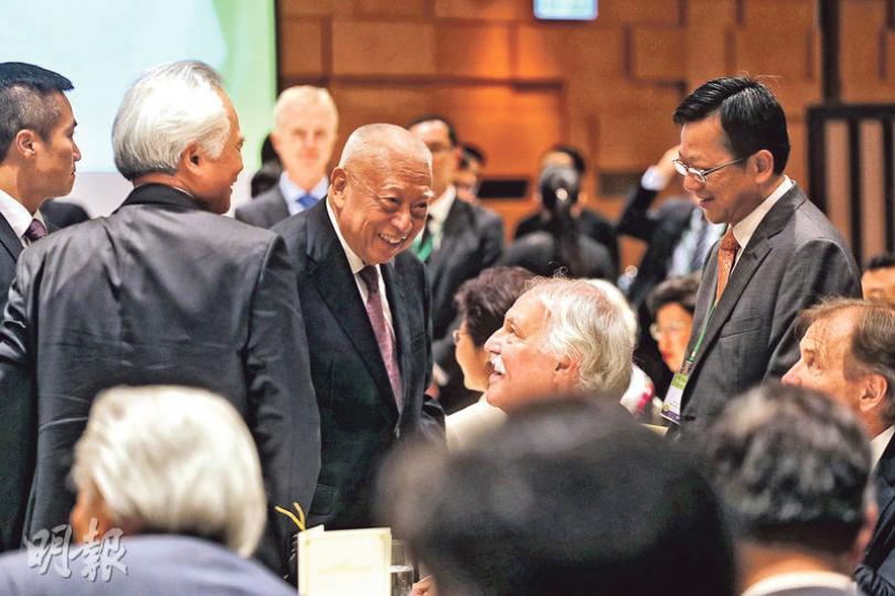全國政協副主席、前特首董建華(中)昨出席國際法研討會並致辭,透露1998年金融風暴時曾詢問中央會否需派人來港提點,但遭拒絕。(李紹昌攝) 全國政協副主席、前特首董建華(中)昨出席國際法研討會並致辭,透露1998年金融風暴時曾詢問中央會否需派人來港提點,但遭拒絕。(李紹昌攝)