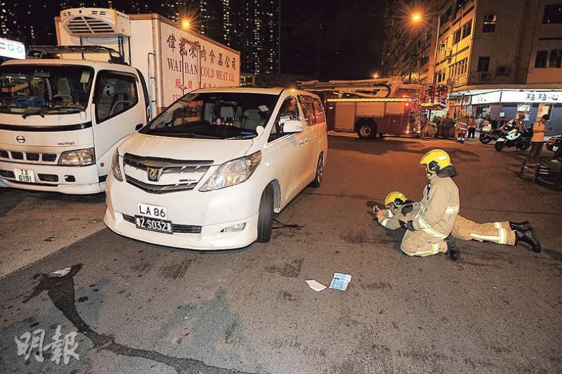 將女童捲入車底拖行200米奪命的七人車,事後停在路中等候警方調查,其間救出女童的消防員亦在現場拍照做紀錄。(樊銳昌攝)死者父親在警車上等候,身旁年幼兒子少不更事,笑對記者鏡頭。(樊銳昌攝) 將女童捲入車底拖行200米奪命的七人車,事後停在路中等候警方調查,其間救出女童的消防員亦在現場拍照做紀錄。(樊銳昌攝)死者父親在警車上等候,身旁年幼兒子少不更事,笑對記者鏡頭。(樊銳昌攝)