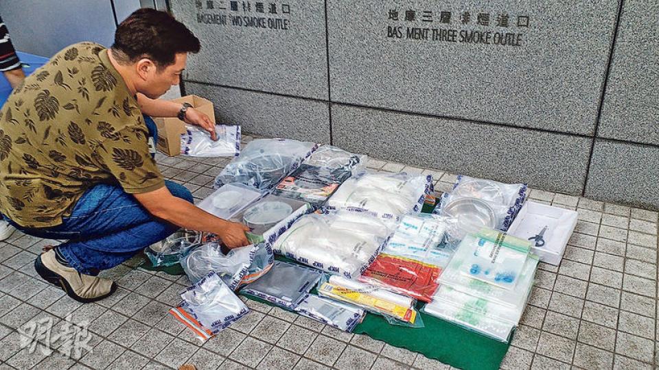 警方共檢獲約值1300萬元可卡因及霹靂可卡因,以及一批製毒和包裝工具證物。(衛永康攝)被捕3名男子分別涉嫌販毒及製毒罪名,將被通宵扣查。(衛永康攝) 警方共檢獲約值1300萬元可卡因及霹靂可卡因,以及一批製毒和包裝工具證物。(衛永康攝)被捕3名男子分別涉嫌販毒及製毒罪名,將被通宵扣查。(衛永康攝)