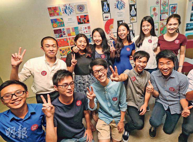 國際文憑大學預科課程(IB)周三放榜,英基學校協會旗下7間學校,共15人考獲45分滿分。圖為其中11名狀元,就讀沙田學院、現年18歲的雷正(後排左一)表示喜歡辯論,不時在家中與父母就社會議題討論,例如最近曾爭論最低工資和最高工時的問題。前排右一為任柏羲。(李紹昌攝) 國際文憑大學預科課程(IB)周三放榜,英基學校協會旗下7間學校,共15人考獲45分滿分。圖為其中11名狀元,就讀沙田學院、現年18歲的雷正(後排左一)表示喜歡辯論,不時在家中與父母就社會議題討論,例如最近曾爭論最低工資和最高工時的問題。前排右一為任柏羲。(李紹昌攝)