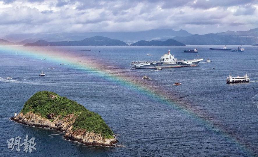 近距離參觀銀川艦的歡迎隊伍人員,昨見到艦載直升機時大感興奮,更在機前不停跳躍拍照留念。(李紹昌攝)
近距離參觀銀川艦的歡迎隊伍人員,昨見到艦載直升機時大感興奮,更在機前不停跳躍拍照留念。(李紹昌攝)