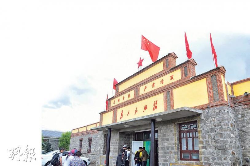 內蒙古錫林郭勒盟烏拉蓋的知青小鎮,曾是內蒙古生產建設兵團6師51團連隊駐地,40多年前軍墾知青的營房保存完好。(李泉攝)當年知青留下的照片。在草原艱苦環境下,擺甫士留影是苦中作樂之一。(李泉翻攝) 內蒙古錫林郭勒盟烏拉蓋的知青小鎮,曾是內蒙古生產建設兵團6師51團連隊駐地,40多年前軍墾知青的營房保存完好。(李泉攝)當年知青留下的照片。在草原艱苦環境下,擺甫士留影是苦中作樂之一。(李泉翻攝)