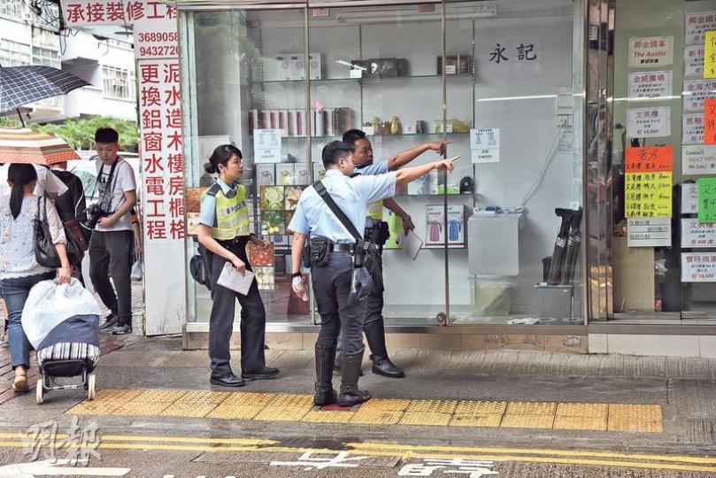 警員昨早重返車禍現場一帶調查,向商戶查詢有否目擊車禍經過,又翻查閉路電視片段蒐證。(鍾炳然攝) 警員昨早重返車禍現場一帶調查,向商戶查詢有否目擊車禍經過,又翻查閉路電視片段蒐證。(鍾炳然攝)