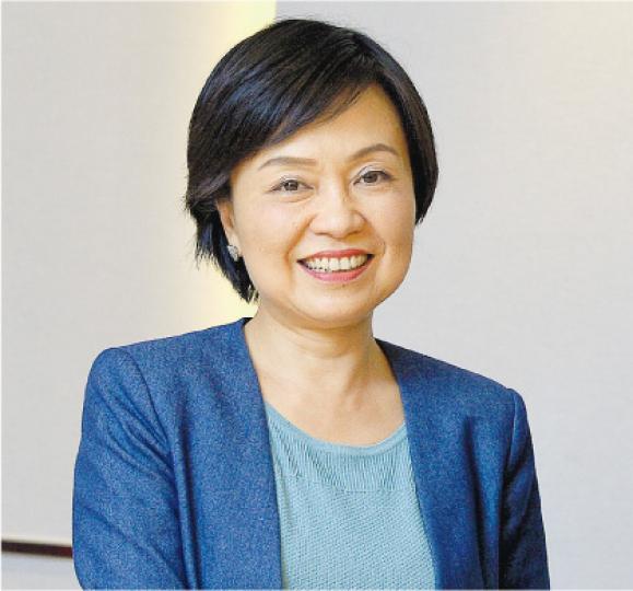 教聯會副主席蔡若蓮(圖)早前參加立法會教育界選舉,最後只取得18,158票落選,而現任立法會教育界葉建源則獲45,984票,故蔡被教育界質疑於業內的認受性。(劉焌陶攝)發起聯署反對教聯會副主席蔡若蓮將出任教育局副局長的教育界人士昨午召開記者會,除了有教師代表出席,亦有家長和學生代表,他們展示萬人聯署名單,以反駁特首早前稱「千幾人聯署好少」的說法。前排左二為教育界立法會議員葉建源,前排右三為聯署發起人之一教師饒戈,而前排右四則為另一聯署發起人教大教育政策與領導學系兼任講師梁恩榮博士。(李紹昌攝) 教聯會副主席蔡若蓮(圖)早前參加立法會教育界選舉,最後只取得18,158票落選,而現任立法會教育界葉建源則獲45,984票,故蔡被教育界質疑於業內的認受性。(劉焌陶攝)發起聯署反對教聯會副主席蔡若蓮將出任教育局副局長的教育界人士昨午召開記者會,除了有教師代表出席,亦有家長和學生代表,他們展示萬人聯署名單,以反駁特首早前稱「千幾人聯署好少」的說法。前排左二為教育界立法會議員葉建源,前排右三為聯署發起人之一教師饒戈,而前排右四則為另一聯署發起人教大教育政策與領導學系兼任講師梁恩榮博士。(李紹昌攝)