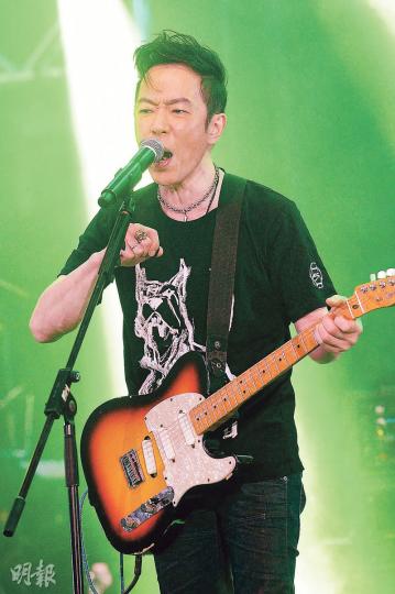 Paul稱已4年沒出唱片,希望能盡快推出新作。(攝影:鍾偉茵)Paul昨晚的演出獲老婆朱茵親臨捧場。(攝影:鍾偉茵)Kolor昨晚有份演出,主音Sammy(右圖)的太太盧巧音(左圖)更擔任表演嘉賓。(攝影:鍾偉茵) Paul稱已4年沒出唱片,希望能盡快推出新作。(攝影:鍾偉茵)Paul昨晚的演出獲老婆朱茵親臨捧場。(攝影:鍾偉茵)Kolor昨晚有份演出,主音Sammy(右圖)的太太盧巧音(左圖)更擔任表演嘉賓。(攝影:鍾偉茵)