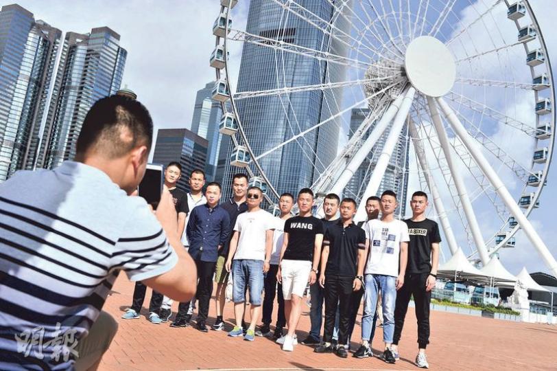 數百名遼寧號官兵昨早登岸,部分人先在中環碼頭旁邊的摩天輪前拍照留念,然後分成小組四處觀光,至下午約5時返回遼寧號。(馮凱鍵攝) 數百名遼寧號官兵昨早登岸,部分人先在中環碼頭旁邊的摩天輪前拍照留念,然後分成小組四處觀光,至下午約5時返回遼寧號。(馮凱鍵攝)
