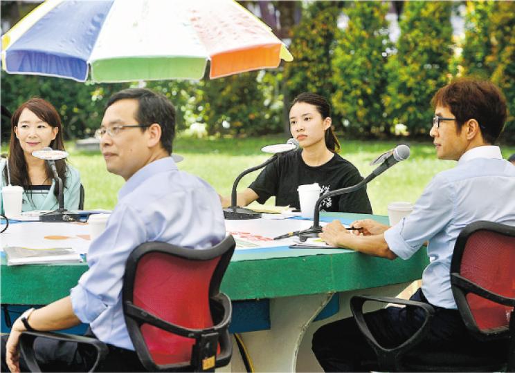 港台節目《城市論壇》昨討論每年增加50億港元經常教育開支的首階段方案。節目主持昨提及,曾邀請教育局長楊潤雄及教聯會副主席蔡若蓮出席,但二人拒絕。圖為昨日嘉賓浸會大學傳理學院客席教授陳美齡(左起)、教育界立法會議員葉建源、珠海學院學生會主席韋佩婷及自資高等教育聯盟主席阮博文。(馮凱鍵攝) 港台節目《城市論壇》昨討論每年增加50億港元經常教育開支的首階段方案。節目主持昨提及,曾邀請教育局長楊潤雄及教聯會副主席蔡若蓮出席,但二人拒絕。圖為昨日嘉賓浸會大學傳理學院客席教授陳美齡(左起)、教育界立法會議員葉建源、珠海學院學生會主席韋佩婷及自資高等教育聯盟主席阮博文。(馮凱鍵攝)
