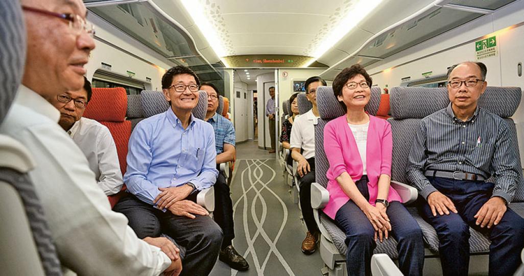 去年陸續抵港的高鐵列車昨首度開放予傳媒拍攝,並安排特首林鄭月娥(右二)及運房局長陳帆(右一)參觀。兩人在港鐵行政總裁梁國權(面向鏡頭左二)及左邊的工程總監黃唯銘等陪同下試坐普通座車廂座椅。座椅間距較一等座窄,但仍有約一手臂闊,座椅亦可轉換方向及調校椅背角度。(蘇智鑫攝)港鐵訂購的高鐵列車以內地CRH380A型號作藍本,配合高鐵香港段的營運而設計。本港列車車頭有兩個環,內地段只有一個。港鐵曾解釋車身採用鋁合金,車頭採用玻璃鋼。由於物料不同,冷縮熱脹程度不一,以往油漆較易裂開,因此生產商加裝墊圈分隔 去年陸續抵港的高鐵列車昨首度開放予傳媒拍攝,並安排特首林鄭月娥(右二)及運房局長陳帆(右一)參觀。兩人在港鐵行政總裁梁國權(面向鏡頭左二)及左邊的工程總監黃唯銘等陪同下試坐普通座車廂座椅。座椅間距較一等座窄,但仍有約一手臂闊,座椅亦可轉換方向及調校椅背角度。(蘇智鑫攝)港鐵訂購的高鐵列車以內地CRH380A型號作藍本,配合高鐵香港段的營運而設計。本港列車車頭有兩個環,內地段只有一個。港鐵曾解釋車身採用鋁合金,車頭採用玻璃鋼。由於物料不同,冷縮熱脹程度不一,以往油漆較易裂開,因此生產商加裝墊圈分隔
