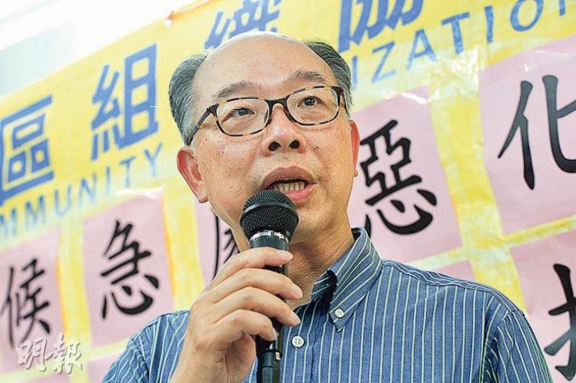 新任運房局長陳帆昨在深水埗與基層居民對話時,形容劏房環境不衛生及有安全隱憂,他透露自己小時候住板間房,但現在的居住條件「更嚴峻」,「我們見到年輕一代,他們那種難處的確令人有點傷心」,其間數度哽咽。(曾憲宗攝) 新任運房局長陳帆昨在深水埗與基層居民對話時,形容劏房環境不衛生及有安全隱憂,他透露自己小時候住板間房,但現在的居住條件「更嚴峻」,「我們見到年輕一代,他們那種難處的確令人有點傷心」,其間數度哽咽。(曾憲宗攝)