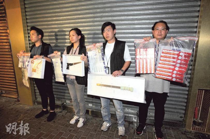 西九龍總區反黑組探員展示行動中檢獲的毒品、吸食工具及武器等證物。(樊銳昌攝) 西九龍總區反黑組探員展示行動中檢獲的毒品、吸食工具及武器等證物。(樊銳昌攝)