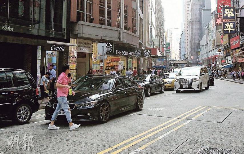 記者昨午到銅鑼灣多個違泊黑點觀察,發現多條街道劃有雙黃線及列明「不准停車」區域內均泊了多輛車。圖為昨午銅鑼灣一段駱克道違泊情况。(伍浦鋒攝) 記者昨午到銅鑼灣多個違泊黑點觀察,發現多條街道劃有雙黃線及列明「不准停車」區域內均泊了多輛車。圖為昨午銅鑼灣一段駱克道違泊情况。(伍浦鋒攝)