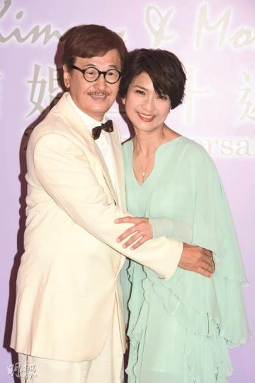 孫敬安與太太盧敏儀結婚20年依然恩愛如昔。(攝影:孫華中)謝賢(右)帶着一束玫瑰作賀禮。(攝影:孫華中)曾志偉(右)改期赴紐約電影節,跟許冠文(左)出席晚宴。(攝影:孫華中) 孫敬安與太太盧敏儀結婚20年依然恩愛如昔。(攝影:孫華中)謝賢(右)帶着一束玫瑰作賀禮。(攝影:孫華中)曾志偉(右)改期赴紐約電影節,跟許冠文(左)出席晚宴。(攝影:孫華中)