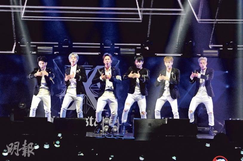 Monsta X前晚在亞博開騷,成員不時以英文講「我愛你」又擺出心心手勢,令粉絲暈得一陣。(攝影:鍾偉茵) Monsta X前晚在亞博開騷,成員不時以英文講「我愛你」又擺出心心手勢,令粉絲暈得一陣。(攝影:鍾偉茵)