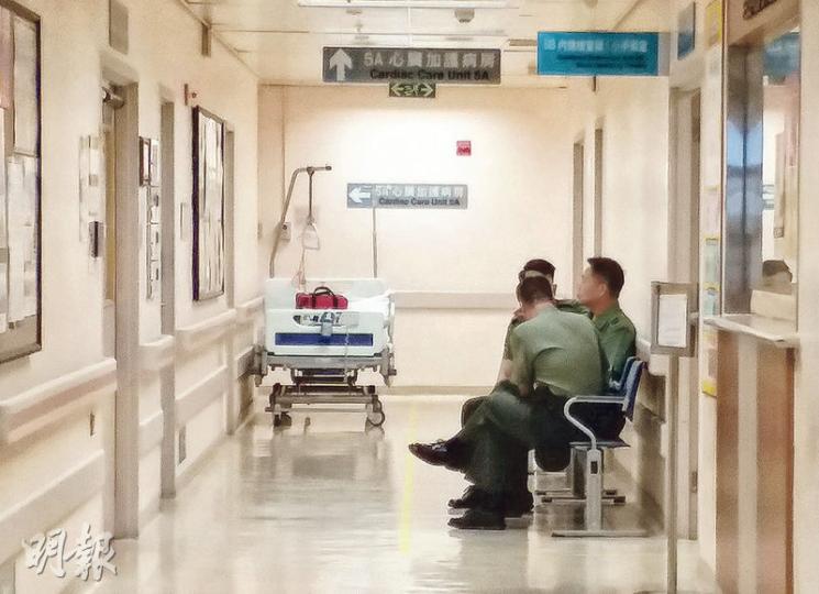 28歲姓林疑犯昏迷送院搶救,情况危殆;昨有懲教署人員在病房門外駐守。(衛永康攝) 28歲姓林疑犯昏迷送院搶救,情况危殆;昨有懲教署人員在病房門外駐守。(衛永康攝)