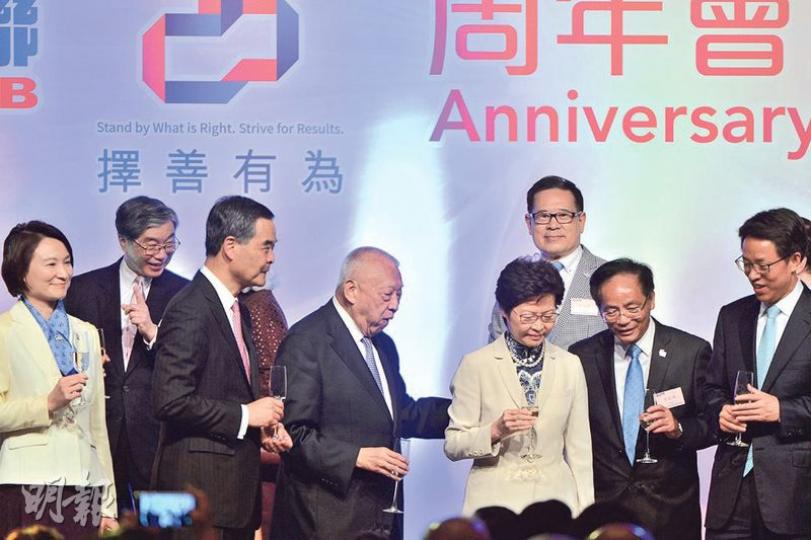 民建聯喺會展舉行25周年會慶酒會,嘉賓星光熠熠,3任特首包括董建華(左四)、梁振英(左三)及林鄭月娥(右三)都有捧場,另一前特首曾蔭權就未見在席。左一為民建聯主席李慧琼。(馮凱鍵攝) 民建聯喺會展舉行25周年會慶酒會,嘉賓星光熠熠,3任特首包括董建華(左四)、梁振英(左三)及林鄭月娥(右三)都有捧場,另一前特首曾蔭權就未見在席。左一為民建聯主席李慧琼。(馮凱鍵攝)