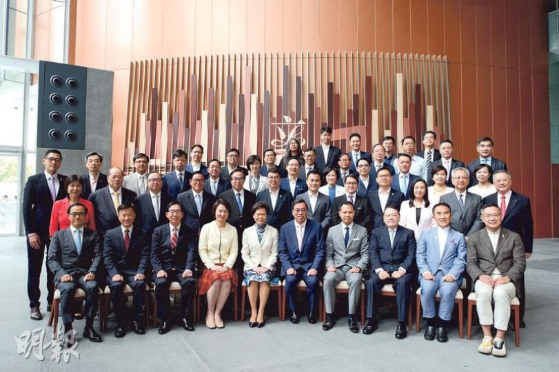 特首林鄭月娥(首排左五)昨赴立法會午宴前與議員大合照,8名泛民現身,民主黨和公民黨分別只有2人和1人到場。未有現身的公民黨黨魁楊岳橋表示,「影張相」不需全部黨員。(鍾林枝攝)公民黨郭榮鏗(左一)、楊岳橋(左二)、陳淑莊(右一)和譚文豪昨出席立法會午宴,向特首林鄭月娥(右二)遞交請願信,要求對方向中央反映讓諾貝爾和平獎得主劉曉波出國就醫的訴求。(鍾林枝攝) 特首林鄭月娥(首排左五)昨赴立法會午宴前與議員大合照,8名泛民現身,民主黨和公民黨分別只有2人和1人到場。未有現身的公民黨黨魁楊岳橋表示,「影張相」不需全部黨員。(鍾林枝攝)公民黨郭榮鏗(左一)、楊岳橋(左二)、陳淑莊(右一)和譚文豪昨出席立法會午宴,向特首林鄭月娥(右二)遞交請願信,要求對方向中央反映讓諾貝爾和平獎得主劉曉波出國就醫的訴求。(鍾林枝攝)