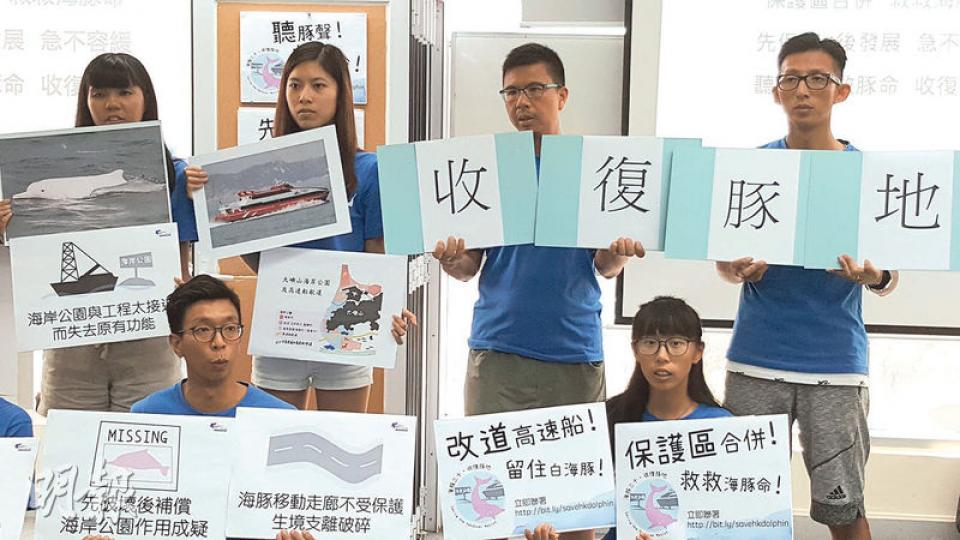 香港海豚保育學會會長鄭家泰(左下)建議短期內將高速船航道南移,以解除白海豚其中一項威脅。(馬耀森攝) 香港海豚保育學會會長鄭家泰(左下)建議短期內將高速船航道南移,以解除白海豚其中一項威脅。(馬耀森攝)