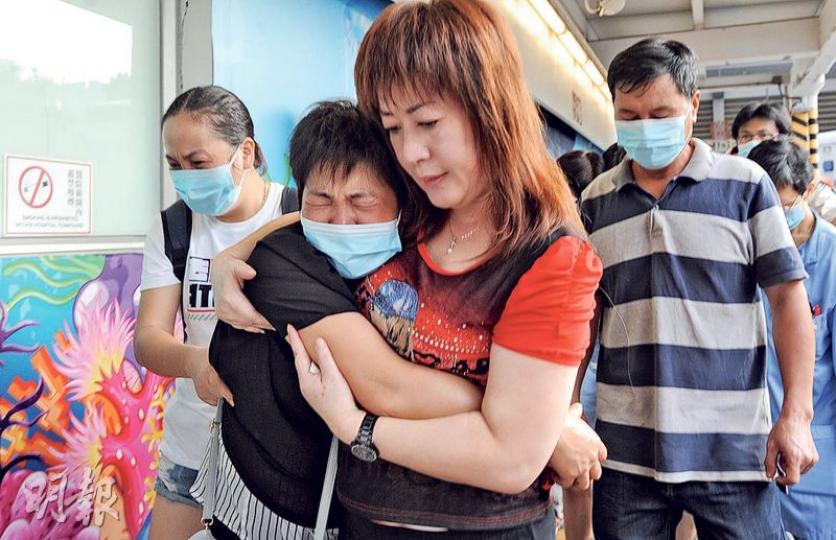 其中一名死者吳建明的親人趕到醫院認屍,一名女親友哭成淚人。(衛永康攝) 其中一名死者吳建明的親人趕到醫院認屍,一名女親友哭成淚人。(衛永康攝)