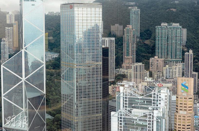 渣打銀行表示,首周共有7家公司通過「債券通」首批發行債券,發行總額達人民幣430億元。圖右為香港渣打銀行總部。(劉焌陶攝) 渣打銀行表示,首周共有7家公司通過「債券通」首批發行債券,發行總額達人民幣430億元。圖右為香港渣打銀行總部。(劉焌陶攝)