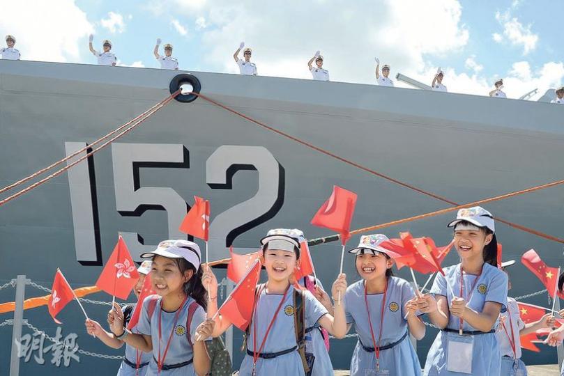 逾60名來自旅港開平商會學校的小學生獲邀到昂船洲軍營參加歡送儀式。有學生表示跟隨老師到場,並獲派退熱貼散熱,以防中暑。後方的士兵站在導彈驅逐艦「濟南號」甲板上,向市民揮手道別。(鍾林枝攝) 逾60名來自旅港開平商會學校的小學生獲邀到昂船洲軍營參加歡送儀式。有學生表示跟隨老師到場,並獲派退熱貼散熱,以防中暑。後方的士兵站在導彈驅逐艦「濟南號」甲板上,向市民揮手道別。(鍾林枝攝)