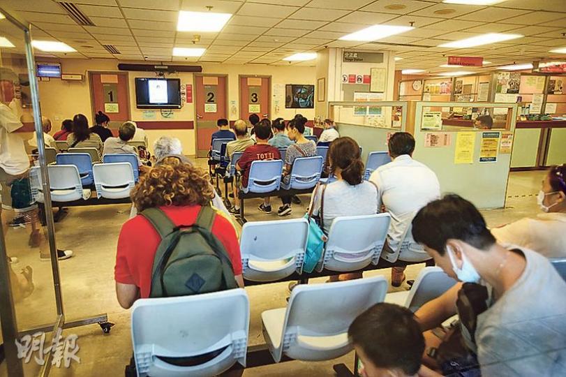 大埔那打素醫院急症室過去三日每日平均診症人次為380,本報記者昨黃昏到現場觀察,當時有約30人輪候,有病人家屬及病人分別表示,當時等了約1.5小時至2小時不等。(伍浦鋒攝) 大埔那打素醫院急症室過去三日每日平均診症人次為380,本報記者昨黃昏到現場觀察,當時有約30人輪候,有病人家屬及病人分別表示,當時等了約1.5小時至2小時不等。(伍浦鋒攝)