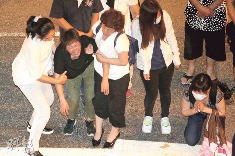 3名罹難工人的家屬昨晚重返事發現場拜祭,部分人情緒激動,跪地痛哭,齊聲嚎哭叫「返嚟啦」。(伍浦鋒攝) 3名罹難工人的家屬昨晚重返事發現場拜祭,部分人情緒激動,跪地痛哭,齊聲嚎哭叫「返嚟啦」。(伍浦鋒攝)