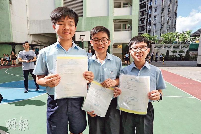 油蔴地天主教小學的鍾同學(左起)、黎同學和陳同學平日只談打波不談讀書,但「三兄弟」在考試期間會一同備戰,各人列印網上習作回校切磋,並預測考試題目,若其中一人成績未如理想,其餘兩人都會鼓勵。三人昨日同獲派到心儀的中學。(李紹昌攝) 油蔴地天主教小學的鍾同學(左起)、黎同學和陳同學平日只談打波不談讀書,但「三兄弟」在考試期間會一同備戰,各人列印網上習作回校切磋,並預測考試題目,若其中一人成績未如理想,其餘兩人都會鼓勵。三人昨日同獲派到心儀的中學。(李紹昌攝)