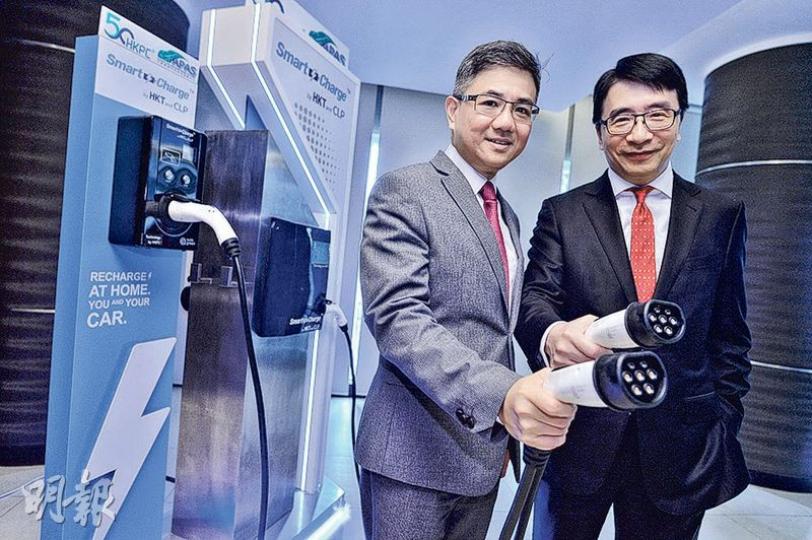 生產力促進局為Smart Charge (HK) Limited提供技術支援,推出電動車充電器安裝服務。左為Smart Charge產品開發及業務拓展主管黃一川,右為生產力促進局副總裁(科技發展)張梓昌。(馮凱鍵攝) 生產力促進局為Smart Charge (HK) Limited提供技術支援,推出電動車充電器安裝服務。左為Smart Charge產品開發及業務拓展主管黃一川,右為生產力促進局副總裁(科技發展)張梓昌。(馮凱鍵攝)
