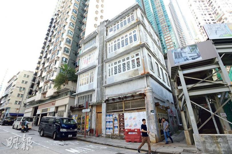 市建局擬重建上環士丹頓街、城皇街一帶唐樓,包括圖中士丹頓街88至90號唐樓。有地區關注組發現,該4層高唐樓在1950年代曾為《華僑日報》職員宿舍,報刊創辦人岑維休和陳楷更曾在此居住,旁邊地盤正做復修的必列啫士街街市,之後將改建為「新聞博覽館」,故要求市建局保育唐樓,配合報業和印刷業歷史。(楊柏賢攝) 市建局擬重建上環士丹頓街、城皇街一帶唐樓,包括圖中士丹頓街88至90號唐樓。有地區關注組發現,該4層高唐樓在1950年代曾為《華僑日報》職員宿舍,報刊創辦人岑維休和陳楷更曾在此居住,旁邊地盤正做復修的必列啫士街街市,之後將改建為「新聞博覽館」,故要求市建局保育唐樓,配合報業和印刷業歷史。(楊柏賢攝)