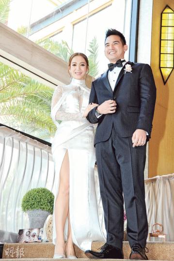 王君馨與老公Daniel笑容一致,讓人也感受到他們的幸福。(攝影:鍾偉茵、孫華中)岑麗香、李亞男、裕美、鍾嘉欣、苟芸慧及衛蘭擔任王君馨的姊妹團成員,個個都是靚女。(攝影:鍾偉茵、孫華中)王君馨與老公深情一吻,溫馨甜蜜。(攝影:鍾偉茵、孫華中)巨型鑽戒同樣吸睛。(攝影:鍾偉茵、孫華中)王君馨與老公Daniel接受一眾賓客的祝福。(攝影:鍾偉茵、孫華中)婚宴後,一對新人轉場到銅鑼灣繼續玩。(攝影:鍾偉茵、孫華中) 王君馨與老公Daniel笑容一致,讓人也感受到他們的幸福。(攝影:鍾偉茵、孫華中)岑麗香、李亞男、裕美、鍾嘉欣、苟芸慧及衛蘭擔任王君馨的姊妹團成員,個個都是靚女。(攝影:鍾偉茵、孫華中)王君馨與老公深情一吻,溫馨甜蜜。(攝影:鍾偉茵、孫華中)巨型鑽戒同樣吸睛。(攝影:鍾偉茵、孫華中)王君馨與老公Daniel接受一眾賓客的祝福。(攝影:鍾偉茵、孫華中)婚宴後,一對新人轉場到銅鑼灣繼續玩。(攝影:鍾偉茵、孫華中)