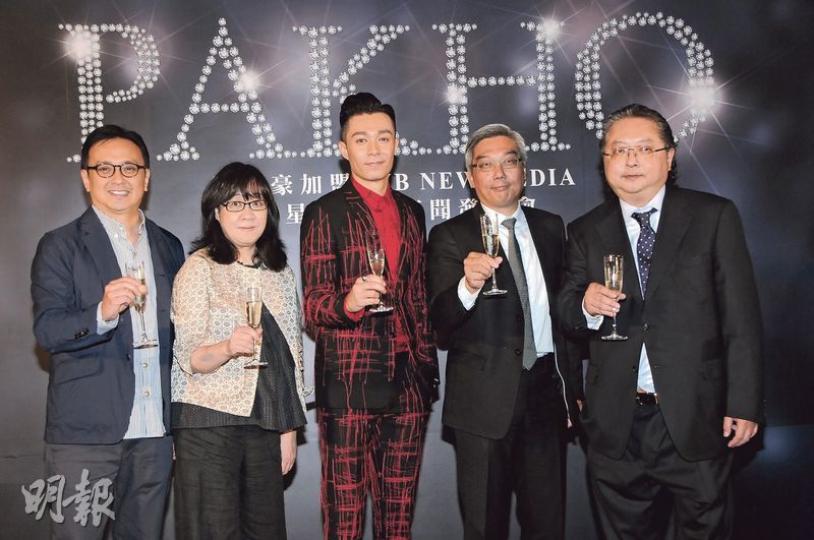 TVB昨日舉行記者會宣布周柏豪加盟做「星夢一哥」,鄒世龍(左一)、余詠珊(左二)、杜之克(右二)及何哲圖(右一)撐場支持。(攝影/記者:林祖傑) TVB昨日舉行記者會宣布周柏豪加盟做「星夢一哥」,鄒世龍(左一)、余詠珊(左二)、杜之克(右二)及何哲圖(右一)撐場支持。(攝影/記者:林祖傑)
