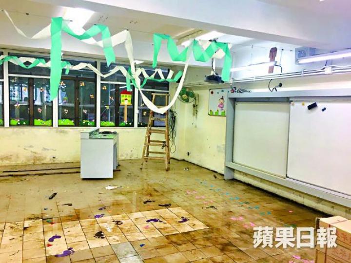 浸爛地磚 ■聖若瑟教區中學第五校受風災摧殘,不少課室須重鋪地磚。《蘋果》記者攝■黃女士指因兒子的學校停課深感無奈;嚴女士則稱會預早帶兒子返學。全校停電 ■聖德蘭學校因電錶房水浸停電,校方需租借發電機供電。 浸爛地磚 ■聖若瑟教區中學第五校受風災摧殘,不少課室須重鋪地磚。《蘋果》記者攝■黃女士指因兒子的學校停課深感無奈;嚴女士則稱會預早帶兒子返學。全校停電 ■聖德蘭學校因電錶房水浸停電,校方需租借發電機供電。